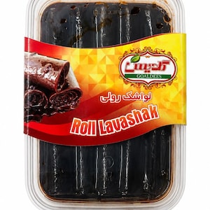Puede incluir: Un recipiente rectangular de plástico transparente lleno de rollos de cuero de fruta de color marrón oscuro. Una etiqueta amarilla y roja envuelve el centro, con el texto "Goaldees" y "Roll Lavashak" junto a una imagen del snack enrollado.