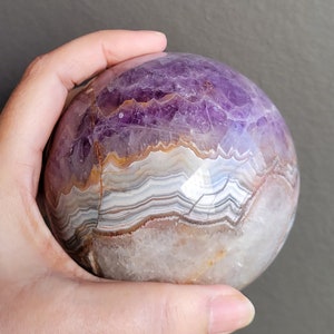 3.8&quot; Beautiful XL Mexican Lace Agate With Amethyst Carved Crystal Sphere 98mm 1.325Kg (2.9lbs)