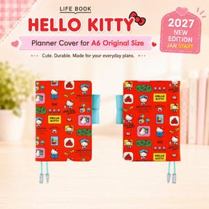 Può includere: Una copertina per agenda Hello Kitty rossa per formato A6 originale, con un motivo ripetuto di Hello Kitty, mele e materiale scolastico. La copertina include passanti per penna azzurri e due segnalibri a nastro con ciondoli argentati.