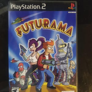 Może przedstawiać: Futurama PlayStation 2 etui na grę wideo. Okładka przedstawia postacie z kreskówek Fry, Leela, Bender i innych. Tytuł gry jest dużymi żółtymi literami. Etui jest w plastikowej osłonie.