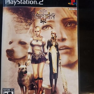 Może przedstawiać: Pudełko z grą wideo PlayStation 2 dla "Haunting Ground". Grafika na okładce przedstawia dwie kobiety, psa i dużą twarz w tle. Tytuł gry jest w gotyckiej czcionce. Ocena ESRB to "Mature 17+".