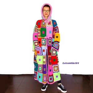 Virkad kofta med huva: Flerfärgad lapptäcke i afghanskt mönster