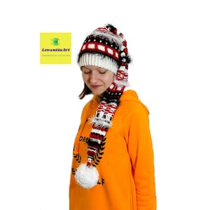 Warme Zipfelmütze mit Bommel. Langer Weihnachtsstrumpf Hut. Märchen-Hut. Unisex Beanie/Kappe in Rot Weiß Schwarz. Elfen Haube. SOFORT LIEFERBAR