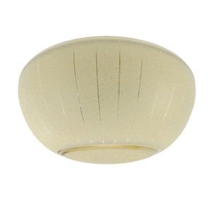 Op de afbeelding: Een lichtbeige, ovale glazen lampenkap. De kap heeft een textuuroppervlak met verticale, dunne, donkere lijnen. De onderste rand is een lichtere, doorschijnende kleur. De lampenkap is ontworpen om licht te verspreiden.