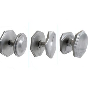 Könnte beinhalten: Drei silberfarbene Türknöpfe mit unterschiedlichen geometrischen Designs. Die Knöpfe haben eine sechseckige Basis und einen zylindrischen oder facettierten Griff. Die Hardware ist vor einem weißen Hintergrund.