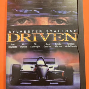 Puede incluir: Un letrero de madera rústica con el texto "Welcome to our home" en letras blancas. El letrero presenta un acabado envejecido y un diseño sencillo y acogedor, ideal para la decoración de la puerta principal.