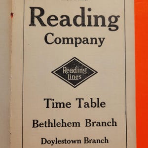 Puede incluir: Un horario en blanco y negro para la Reading Company, sucursales de Bethlehem y Doylestown. El horario está fechado el 10-11-26 y es la 4ª edición. El horario está impreso en los Estados Unidos de América.