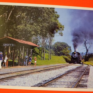 Cartão postal do trem da ferrovia de Strasburg fazendo uma parada em Groff's Grove.