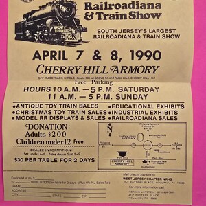 Könnte beinhalten: Ein Vintage-Poster für die jährliche Railroadiana & Train Show, veranstaltet vom West Jersey Chapter im Jahr 1990. Das Poster zeigt eine detaillierte Illustration einer Dampflokomotive und enthält Veranstaltungsdetails, Ort und Spendeninformationen.