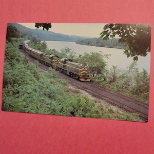 Postkarte der Green Mountain Railroad, Alco RS-1S, 401 und 400 die einen Ausflugszug zurück nach Bellows Falls, Vermont bringt.