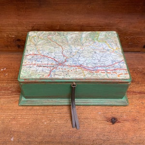 Caja de baratijas y almacenamiento vintage pintada a mano