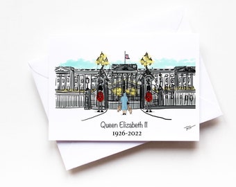 Könnte beinhalten: Eine Schwarzweißillustration des Buckingham Palace mit einer Frau in Blau, die auf die Tore zugeht. Die Tore werden von zwei Soldaten in roten Uniformen bewacht. Der Text "Queen Elizabeth II 1926-2022" befindet sich unter dem Bild.