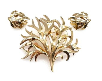 Crown Trifari Swaying Seaweed Brooch and Clip On Earrings