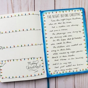 Puede incluir: Un diario abierto con texto escrito a mano e ilustraciones de luces navide&ntilde;as de colores. La p&aacute;gina izquierda presenta un dise&ntilde;o de planificador semanal con fechas y el texto Merry Christmas. La p&aacute;gina derecha muestra el poema The Night Before Christmas.