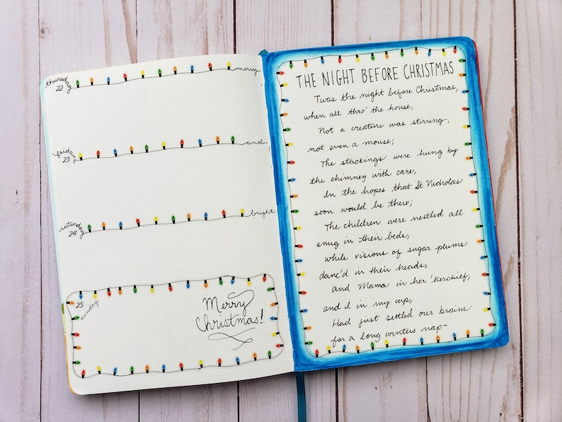 Puede incluir: Un diario abierto con texto escrito a mano e ilustraciones de luces navide&ntilde;as de colores. La p&aacute;gina izquierda presenta un dise&ntilde;o de planificador semanal con fechas y el texto Merry Christmas. La p&aacute;gina derecha muestra el poema The Night Before Christmas.