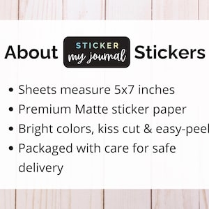 Puede incluir: Una tarjeta informativa blanca con texto negro que dice About Sticker my journal Stickers. Los puntos enumeran caracter&iacute;sticas: hojas de 12,7x17,8 cm, papel adhesivo mate premium, colores brillantes, corte kiss-cut y f&aacute;cil de despegar.