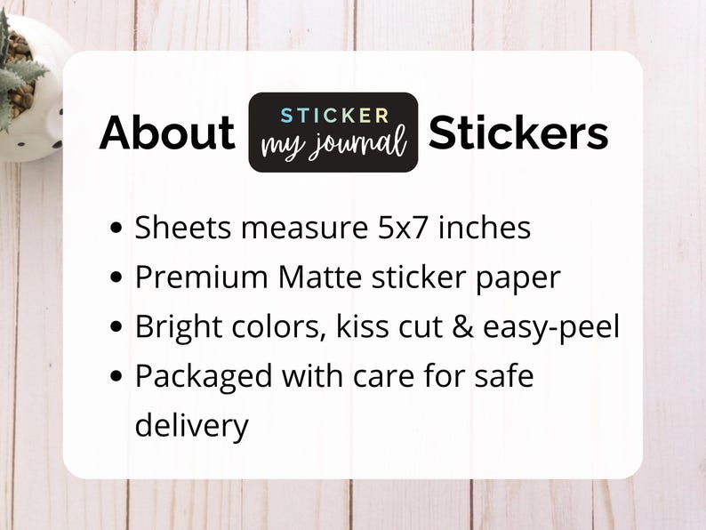 Puede incluir: Una tarjeta informativa blanca con texto negro que dice About Sticker my journal Stickers. Los puntos enumeran caracter&iacute;sticas: hojas de 12,7x17,8 cm, papel adhesivo mate premium, colores brillantes, corte kiss-cut y f&aacute;cil de despegar.