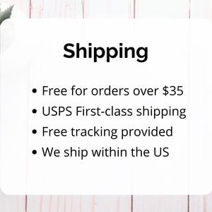Puede incluir: Un letrero rectangular blanco con el texto negro Shipping seguido de una lista con vi&ntilde;etas: Free for orders over $35, USPS First-class shipping, Free tracking provided y We ship within the US. El letrero est&aacute; sobre una superficie de madera clara.