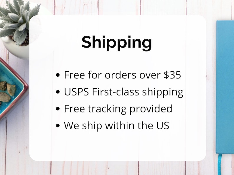 Puede incluir: Un letrero rectangular blanco con el texto negro Shipping seguido de una lista con vi&ntilde;etas: Free for orders over $35, USPS First-class shipping, Free tracking provided y We ship within the US. El letrero est&aacute; sobre una superficie de madera clara.