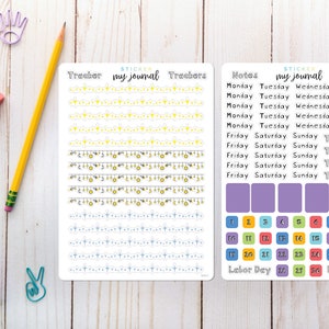 Może przedstawiać: Dwa białe arkusze naklejek w jasnoniebieskim i ż&oacute;łtym kolorze. Lewy arkusz ma nadrukowane słowa "Sticker my journal" i "Tracker". Prawy arkusz ma nadrukowane słowa "Sticker my journal" i "Notes". Naklejki są przeznaczone do użytku w planerze lub dzienniku.