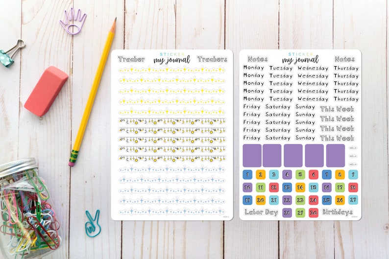 Może przedstawiać: Dwa białe arkusze naklejek w jasnoniebieskim i ż&oacute;łtym kolorze. Lewy arkusz ma nadrukowane słowa "Sticker my journal" i "Tracker". Prawy arkusz ma nadrukowane słowa "Sticker my journal" i "Notes". Naklejki są przeznaczone do użytku w planerze lub dzienniku.