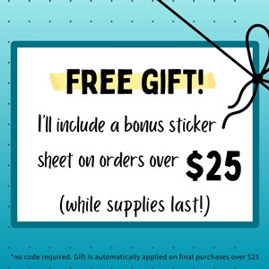 Puede incluir: Un letrero rectangular blanco con borde verde azulado sobre un fondo azul claro con puntos. El texto dice FREE GIFT! I'll include a bonus sticker sheet on orders over $25 (while supplies last!). Un dibujo lineal negro de un lazo.