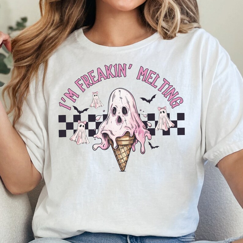 Puede incluir: Camiseta blanca con un gr&aacute;fico de cono de helado fantasma rosa y blanco y el texto "I'm Freakin' Melting".