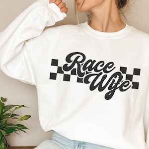 Iemands luide mond Racing Wife Svg Png, Race Mom Svg, Moto Mom Svg Png, Race Wife Svg, Racing Mama Sublimation Cut File Svg Png, Wavy Svg
