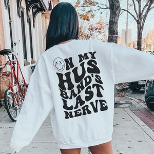 On My Husband&#39;s Last Nerve Svg Png, Testo ondulato Font Svg Png, Retro DEsign Svg, Funny Married Life Svg, Hippie Style Digigtal Download, Smiley