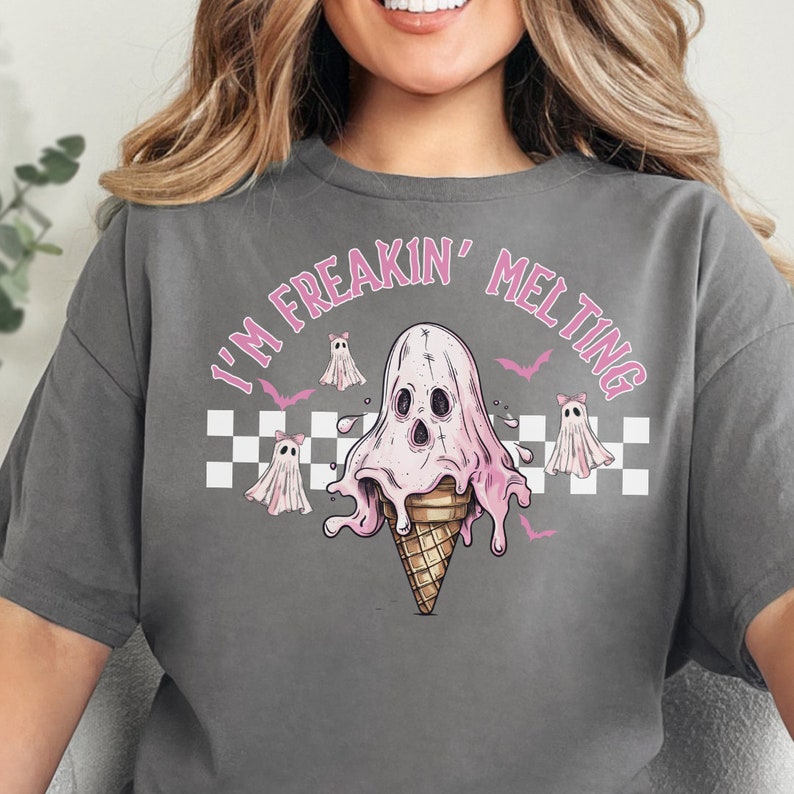 Puede incluir: Camiseta gris con un fantasma rosa derriti&eacute;ndose en un cono de helado. El texto "I'm Freakin' Melting" est&aacute; impreso en la camiseta.