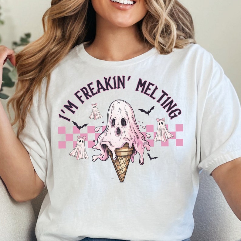 Puede incluir: Camiseta blanca con un gr&aacute;fico rosa y negro de un fantasma derriti&eacute;ndose en un cono de helado. El texto "I'm Freakin' Melting" est&aacute; escrito en un c&iacute;rculo negro alrededor del gr&aacute;fico.
