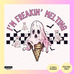 Puede incluir: Un cono de helado rosa con una cara de fantasma derriti&eacute;ndose en un charco de helado rosa. El cono est&aacute; rodeado de tres fantasmas con lazos rosas. El texto "I'm Freakin' Melting" est&aacute; escrito en un c&iacute;rculo rosa alrededor del cono de helado.