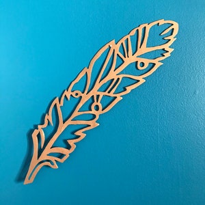 Pluma ornamentada, arte de pared de metal cortado a mano