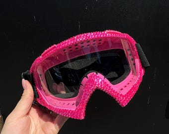 Gafas de esquí de color rosa neón con pedrería reactiva a los rayos UV: gafas, Burning Man, snowboard.
