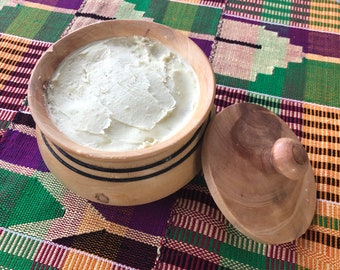 Beurre de karité non raffiné présenté dans de beaux pots en bois. Emballage éthique. Ghana Afrique