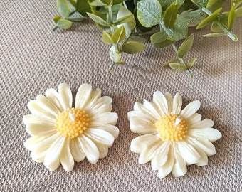 Floral wedding favors. Decorative soy candle. Flower figure. Scented candle. Wedding guest detail. Christening guest detail.