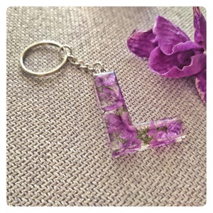 Llavero inicial de resina. Llavero artesanal de resina. Regalo original. Llavero con orquidea. Detalles eventos. Llavero personalizado.