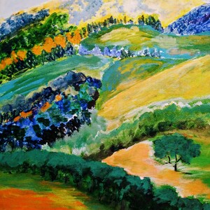 Puede incluir: Una pintura de un paisaje con colinas onduladas, árboles y un cielo azul brillante. Las colinas están pintadas en tonos de verde, amarillo y naranja. Los árboles son de un verde oscuro. El cielo es de un azul brillante con nubes blancas. La pintura está firmada "Tom Forest" en la esquina inferior izquierda.
