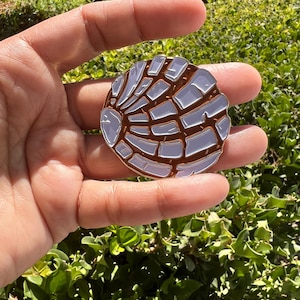 Concha Enamel Pin - white