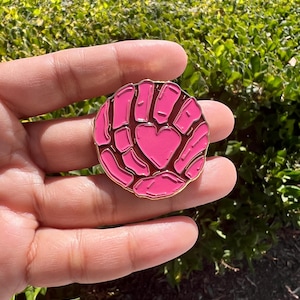 Concha Enamel Pin - pink