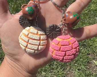Concha con taza de chocolate Keychain