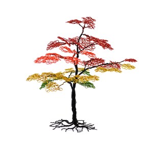 Pu&ograve; includere: Scultura di albero in filo di ferro con tronco e radici neri. Il fogliame dell'albero &egrave; una sfumatura di rosso, giallo e verde. La scultura &egrave; posta su uno sfondo bianco. Un pezzo decorativo.