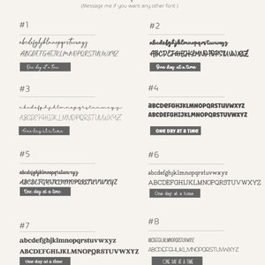 K&ouml;nnte beinhalten: Acht verschiedene Schriftarten f&uuml;r den Satz "One day at a time" werden in einem Raster angezeigt. Jede Schriftart ist von 1 bis 8 nummeriert. Die Schriftarten reichen von l&auml;ssiger Schrift bis zu formellerer Blockschrift.