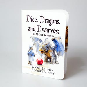 Dados, dragones y enanos: El ABC de la aventura / Libro de cartón infantil / Libro del alfabeto de fantasía de D&D