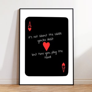 Het gaat niet om de kaarten die je krijgt, maar hoe je de hand speelt, inspirerende quote, kunst aan de muur, digitale download