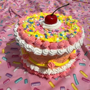 Pastel Cake Keepsake Box: Vintage Style Jewelry Storage