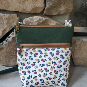 Crossbody flowered cotton denim print, adjustable strap, zip closure, pockets, linen lining, antique brass hardware - handmade in USA