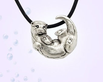 Collier avec pendentif loutre - étain plaqué argent - cadeau loutre - 100 % métaux recyclés - cadeau d'anniversaire fabriqué aux États-Unis - prêt à être expédié