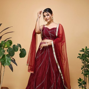 Handarbeit Maroon Lehenga Choli Dupatta: Individuell genähte indische Hochzeitskleidung