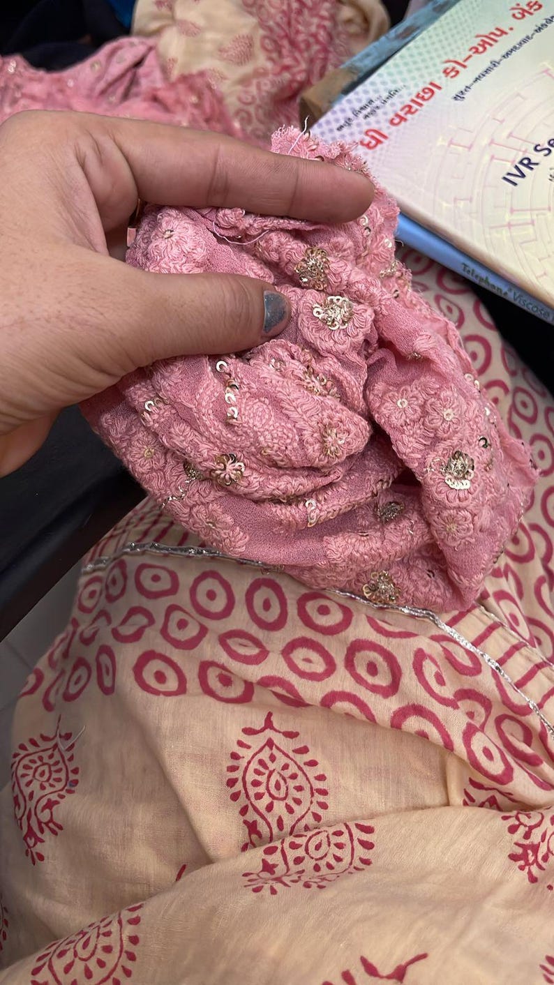 Barn Lehenga Choli: Svart broderad nätklänning, indisk festklädsel bild 5